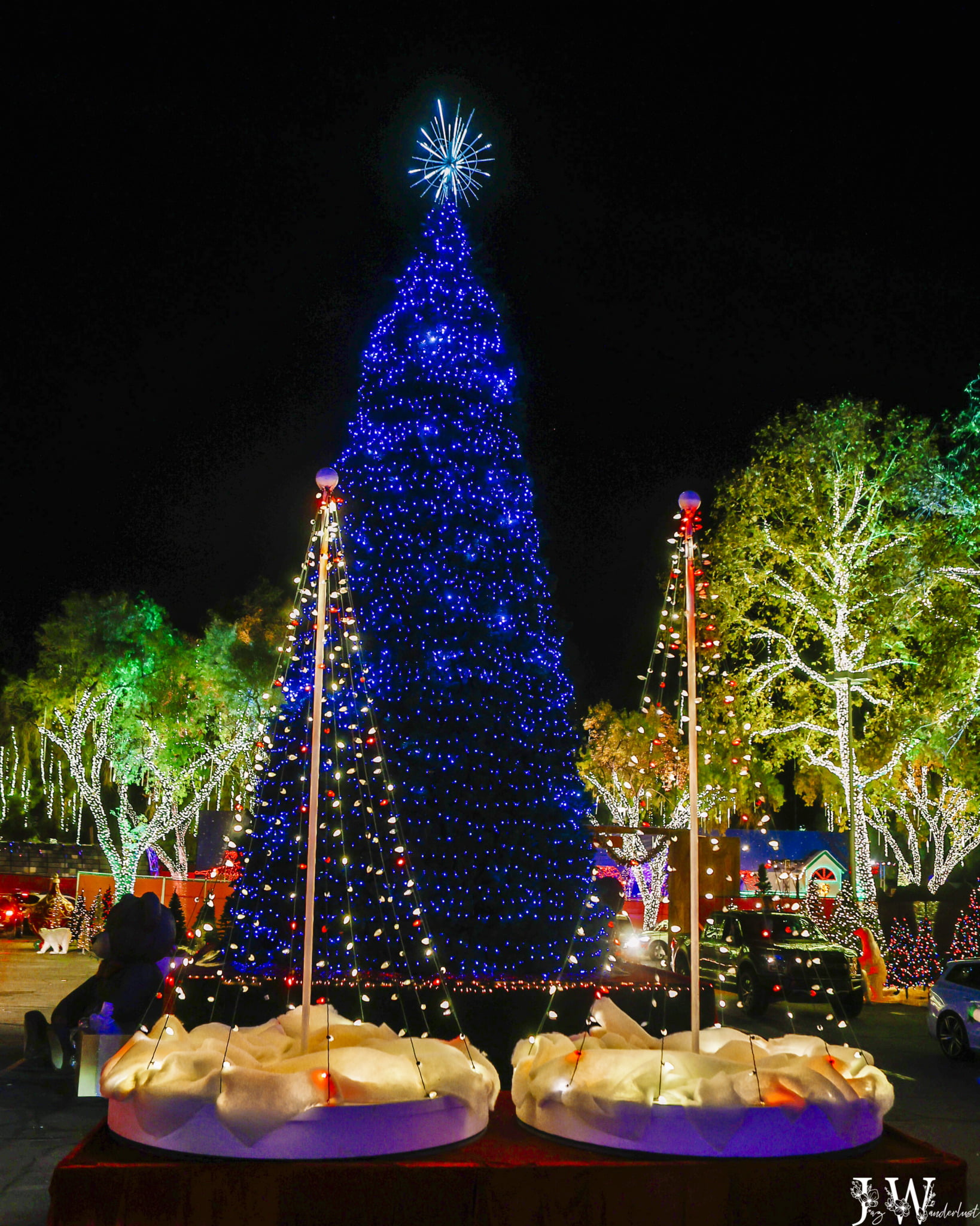 Christmas lights and decor in Southern California. Photography by Jaz Wanderlust.