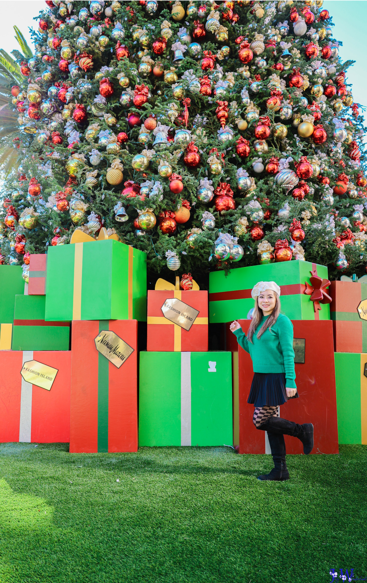 Christmas displays at Fashion Island in Southern California. Photography by Jaz Wanderlust.